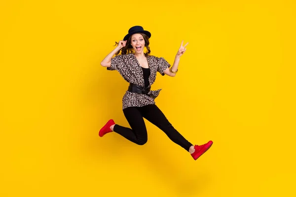 Helkroppsfoto av galna upphetsad ung kvinna hoppa upp visa v-sing isolerad på gul färg bakgrund — Stockfoto