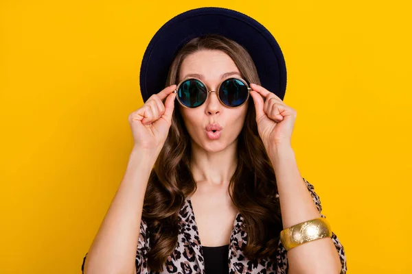 Retrato de luxo atraente surpreendido menina glamourosa tocando especificações pout lábios notícias isoladas sobre fundo de cor amarelo brilhante — Fotografia de Stock