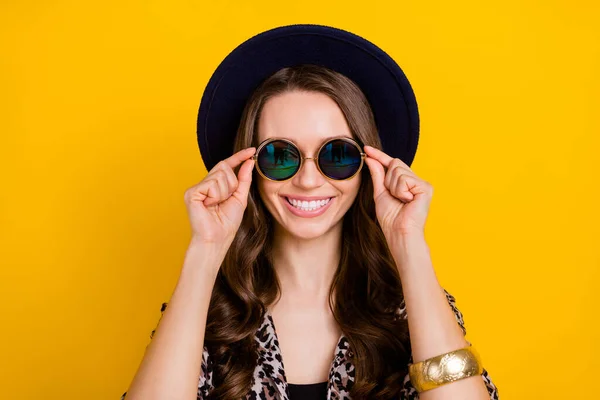 Çekici, mutlu yüzlü bir kadının fotoğrafı sarı arka planda izole edilmiş güneş gözlüğü takıyor. — Stok fotoğraf