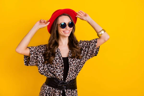 Ritratto di ragazza allegra lusso piuttosto chic posa cappello toccante estate isolato su sfondo di colore giallo brillante — Foto Stock
