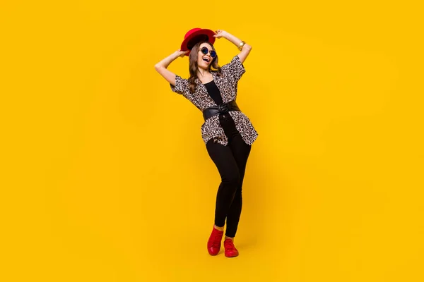 Full body foto di attraente bella bella donna sguardo vuoto spazio tenere il cappello isolato su sfondo di colore giallo — Foto Stock