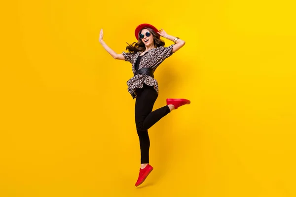 Comprimento total do corpo tamanho vista de charmoso menina alegre chique pulando se divertindo bom humor isolado sobre fundo de cor amarela brilhante — Fotografia de Stock