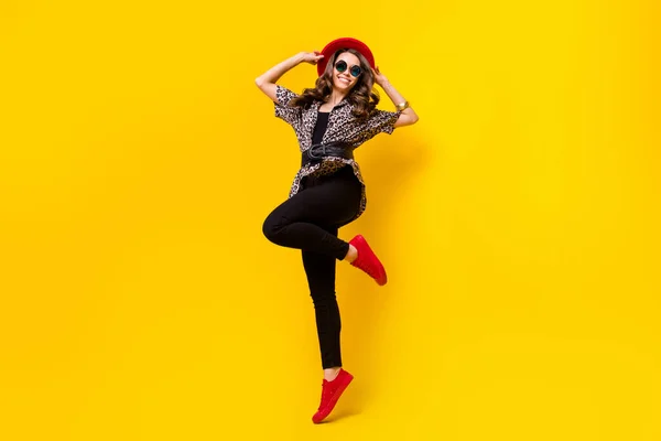Πλήρης φωτογραφία του σώματος του ευτυχισμένη ωραία όμορφη νεαρή γυναίκα φορούν κόκκινο καπέλο παπούτσια χαμόγελο απομονώνονται σε λάμψη κίτρινο χρώμα φόντο — Φωτογραφία Αρχείου