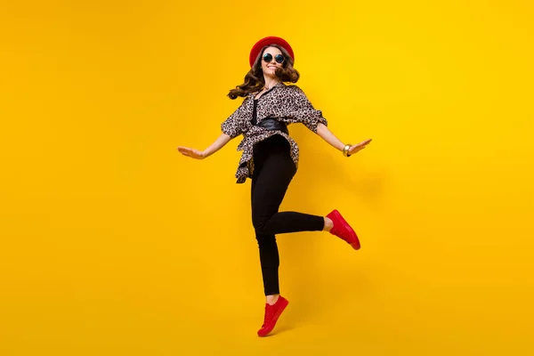 Teljes hossz testméret kilátás vonzó vidám divatos lány jumping szórakozás jó hangulat elszigetelt felett élénk sárga színű háttér — Stock Fotó