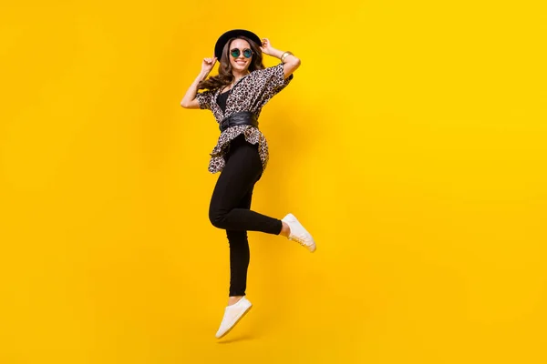 Full längd kroppsstorlek bild av attraktiv glad flicka hoppa poserar gott humör isolerad över ljust gul färg bakgrund — Stockfoto