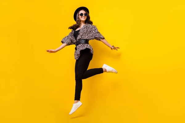 Tamanho do corpo de comprimento total vista de menina alegre elegante atraente pulando andando isolado sobre fundo de cor amarela brilhante — Fotografia de Stock