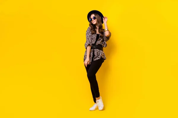 Full length φωτογραφία της γοητευτικής όμορφη νεαρή γυναίκα φορούν καπέλο αντηλιακό απομονώνονται σε λάμψη κίτρινο χρώμα φόντο — Φωτογραφία Αρχείου