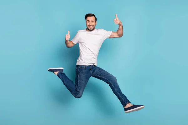 Retrato de comprimento total de cara alegre mostrar duas mãos polegar para cima aprovar olhar câmera isolada no fundo de cor azul — Fotografia de Stock