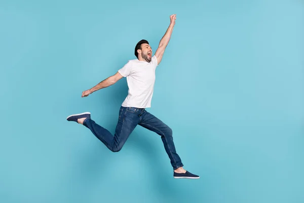 Foto de perfil de cuerpo completo de la persona impresionada boca abierta levante brazo mirada espacio vacío aislado sobre fondo de color azul — Foto de Stock