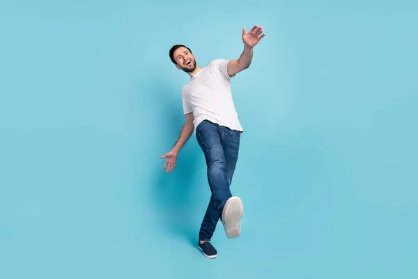 Foto de tamaño completo de alegre joven emocionado festejando sonrisa dentada aislado en fondo de color azul —  Fotos de Stock