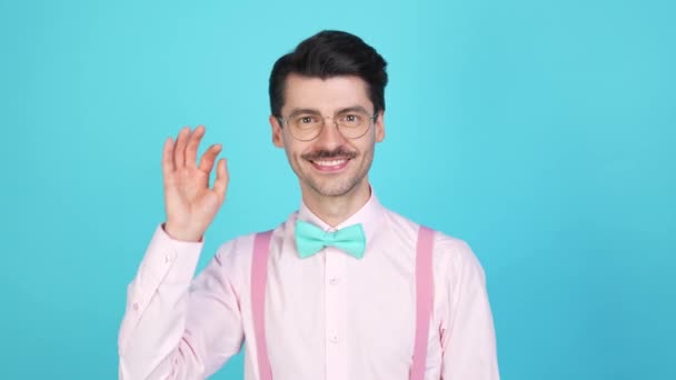 Grappige geek man nieuwsgierig attente gezicht uit te trekken brillen uit te drukken gekke reactie — Stockvideo