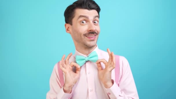 Attractive boyfriend fix bow tie look mirror posing charismatic grimace — Stock Video
