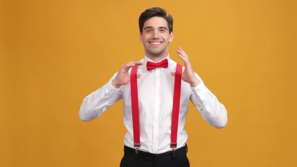 Pria Lindy menarik suspender terisolasi pada latar belakang warna bersinar kuning — Stok Video
