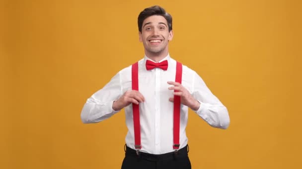 Lindy lguy pull suspender up fists up lucky win isolated yellow color background — Stok Video