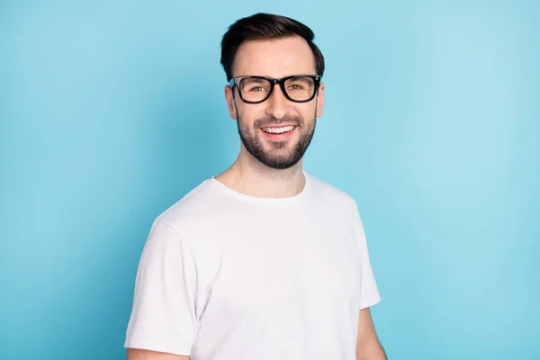 Foto de persona satisfecha sonrisa dentada mirada cámara desgaste gafas aisladas sobre fondo de color azul — Foto de Stock