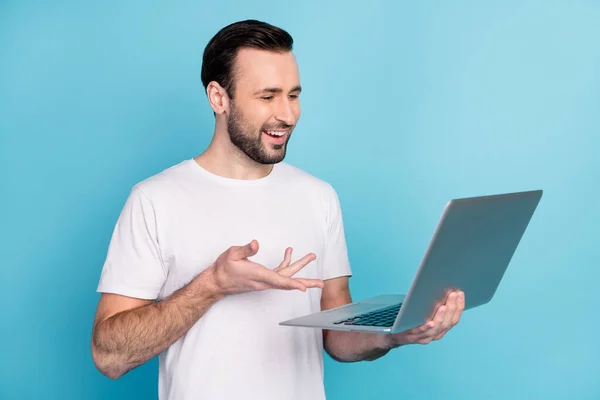 Retrato de joven alegre sonrisa de dientes hablar video chat mano explicar aislado en fondo de color azul — Foto de Stock