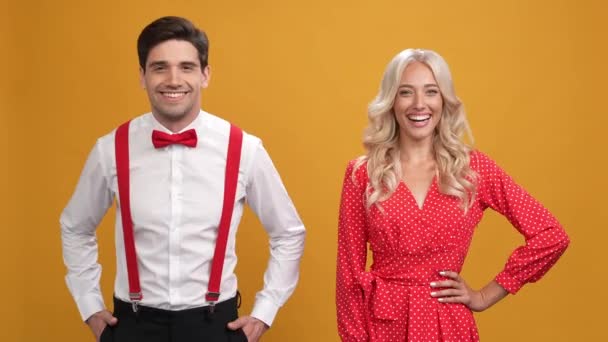 Γοητευτικός σύντροφοι boogie τύπος φαίνονται απομονωμένοι σε κίτρινο χρώμα φόντο — Αρχείο Βίντεο