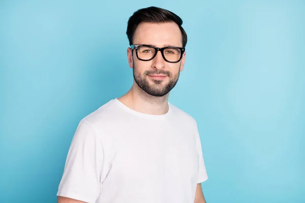 Retrato Hombre Joven Positivo Sonrisa Mirada Cámara Desgaste Gafas Aisladas — Foto de Stock