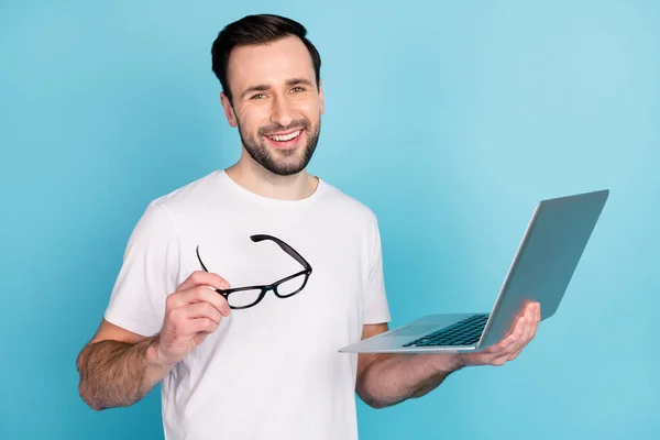 Portret Osoby Pozytywnej Ręka Trzymać Okulary Laptop Promieni Uśmiechu Aparat — Zdjęcie stockowe