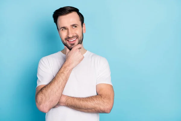 Porträt Eines Zufriedenen Menschen Hand Kinn Blick Interessiert Leeren Raum — Stockfoto