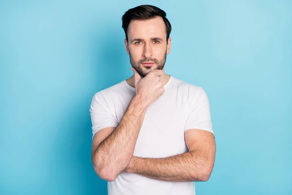 Retrato Hombre Joven Mano Barbilla Mirada Cámara Interesada Pensando Aislado — Foto de Stock