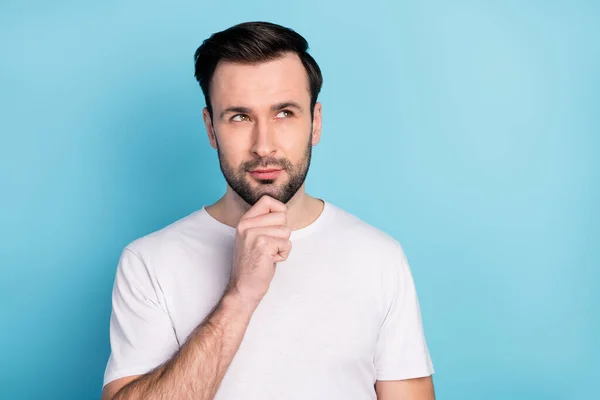 Foto Mente Atractiva Joven Mirada Espacio Vacío Sostener Barbilla Idea — Foto de Stock