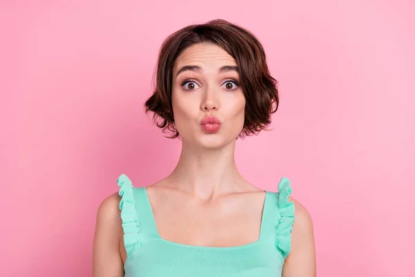 Retrato Menina Amorosa Engraçado Atraente Enviando Beijo Isolado Sobre Fundo — Fotografia de Stock