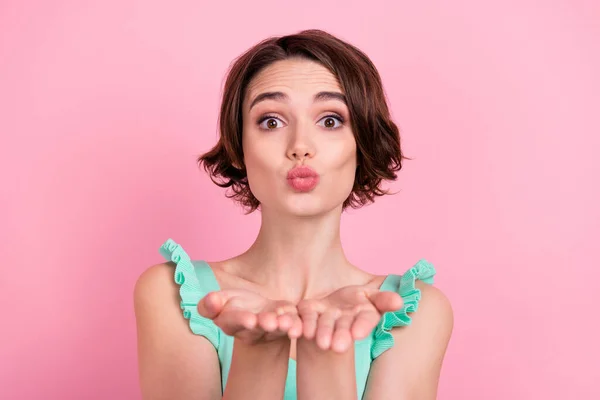 Foto de paquera bob hairdo milenar senhora golpe beijo desgaste teal top isolado no fundo cor-de-rosa — Fotografia de Stock