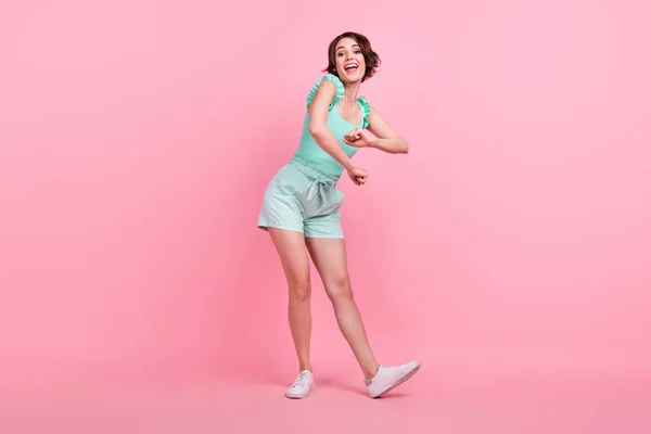 Comprimento total vista tamanho do corpo de menina alegre extático atraente dançando ter divertido clubbing isolado sobre cor pastel rosa fundo — Fotografia de Stock