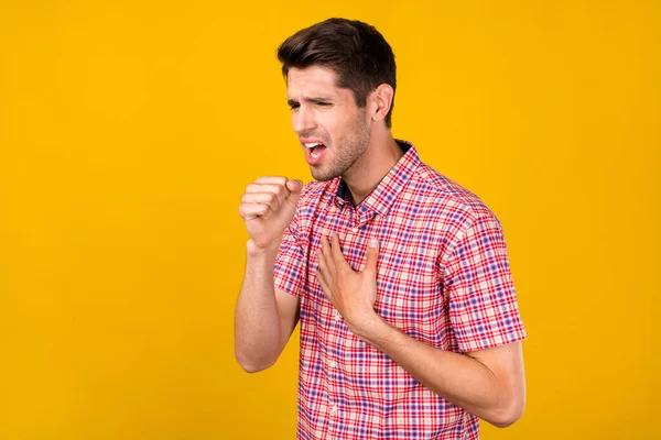 Perfil foto lateral de mãos de cara jovem toque sintoma no peito tosse coronavírus isolado sobre fundo de cor amarela — Fotografia de Stock