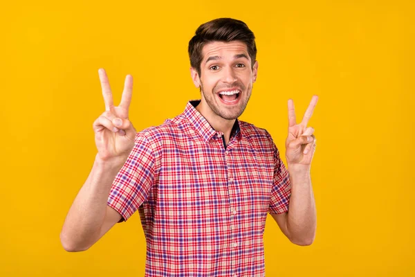 Neşeli Şaşkın Mutlu Genç Adamın Fotoğrafı Işaretleri Iyi Ruh Hali — Stok fotoğraf