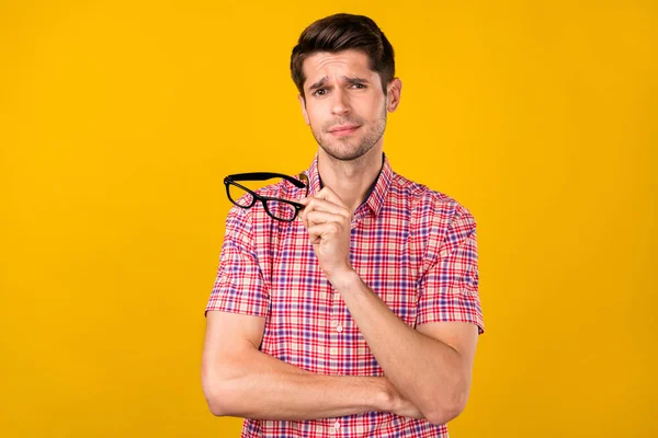 Portret van aantrekkelijke verdachte man met specs denken geïsoleerd over helder gele kleur achtergrond — Stockfoto