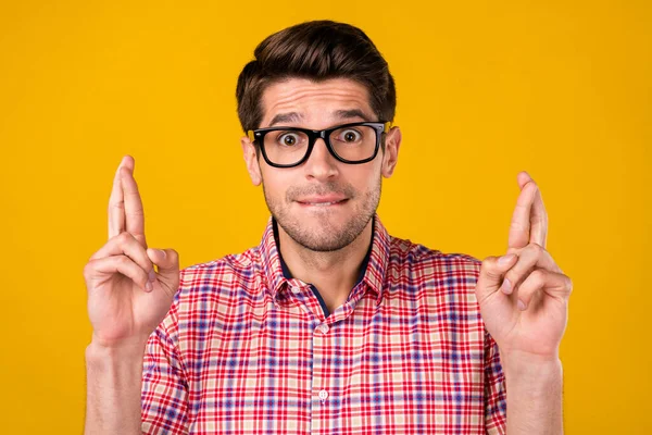 Portret Van Aantrekkelijke Bezorgde Man Wachtend Nieuws Gekruiste Vingers Geïsoleerd — Stockfoto