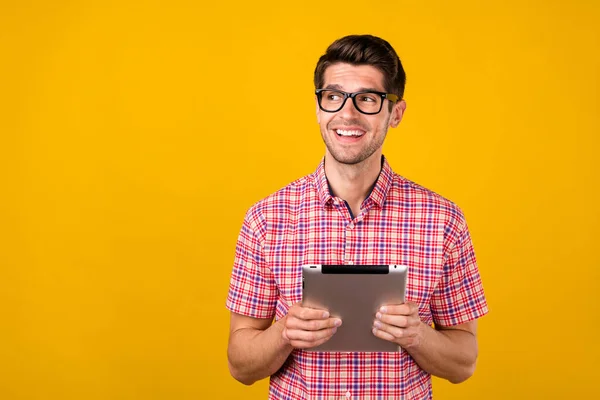 Портрет привабливого веселого хлопця з використанням додатка для електронної книги 5g, який вирішує копіювати місце для реклами ізольовано на яскраво-жовтому кольоровому фоні — стокове фото