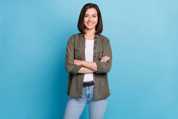 Foto de senhora bem sucedida satisfeito cruz braços desgaste tendência roupas isoladas sobre fundo de cor azul — Fotografia de Stock