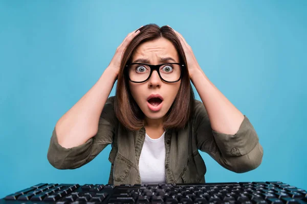 Retrato de surpreendido negativo senhora toque mãos cabeça grito olhar webcâmera medo start-up erro isolado azul cor fundo — Fotografia de Stock