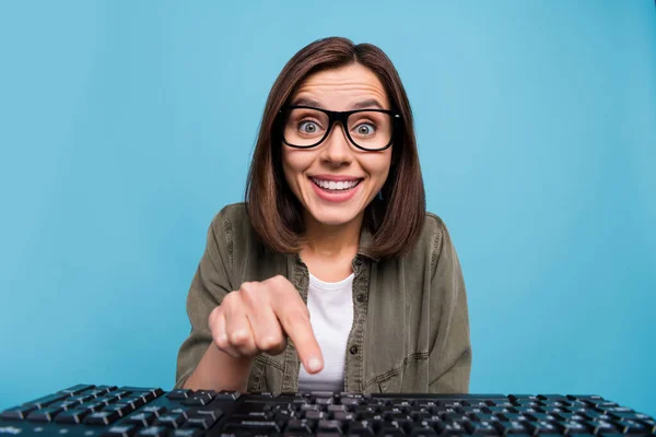 파란 배경 위에 분리 된 웹 카메라 터치 버튼 키보드를 보는 컴퓨터 괴짜 여자의 사진 — 스톡 사진