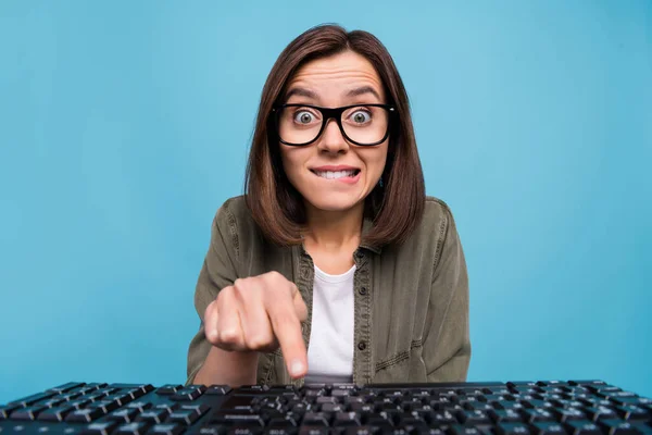 Portret van angstige computer nerd dame druk op toetsenbord knop kijken webcam sociale media geïsoleerd over blauwe kleur achtergrond — Stockfoto