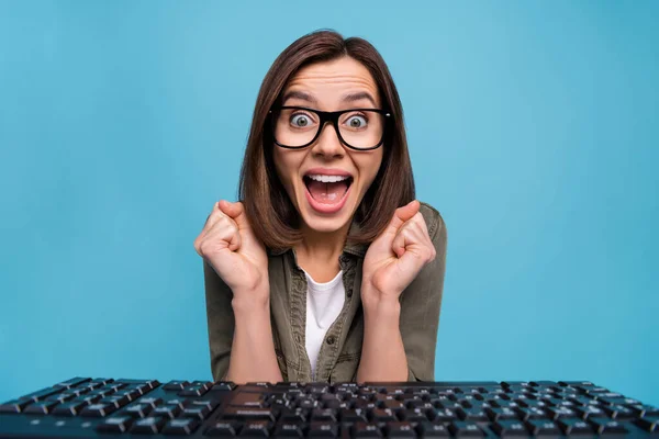 Portret zachwycony lady wygląd kamery internetowej komputer klawiatura podnieść pięści sprzedaż sklep rynek izolowany na tle koloru niebieskiego — Zdjęcie stockowe