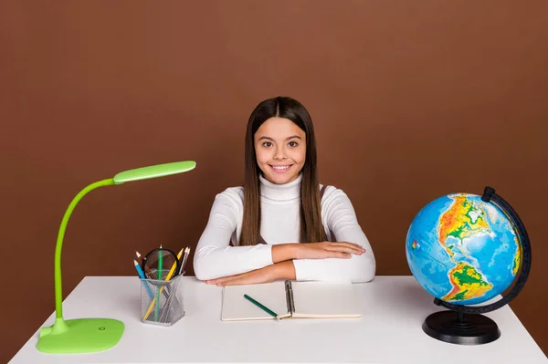 Foto av ungdom glad dam elev sitta bordet lyssna lärare smart isolerad över brun färg bakgrund — Stockfoto