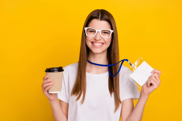 明るい若い幸せな正の女性の写真良い気分は黄色の色の背景に隔離されたコーヒー名のタグを保持 — ストック写真
