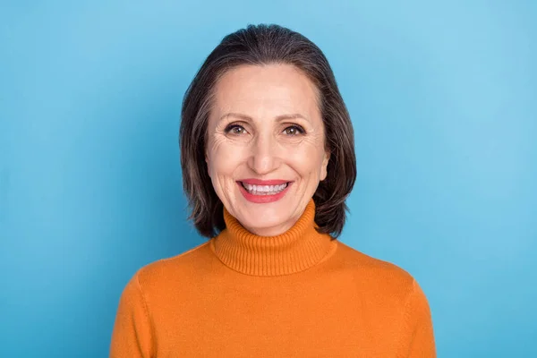 Porträt von charmanten hübschen Person zahm strahlenden Lächeln Blick Kamera isoliert auf hellblauem Hintergrund — Stockfoto