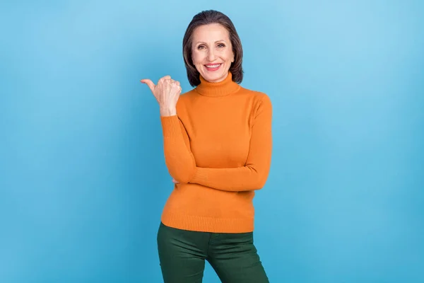 Foto van tevreden openhartige persoon directe duim lege ruimte hebben goede stemming geïsoleerd op blauwe kleur achtergrond — Stockfoto