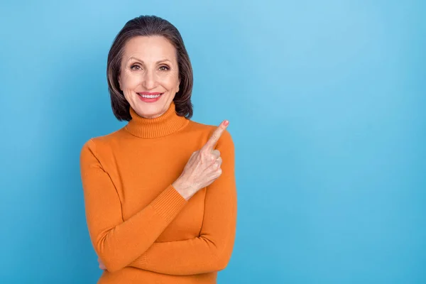 Retrato de señora bastante alegre indican dedo vacío espacio proposición mirada cámara aislada sobre fondo de color azul — Foto de Stock