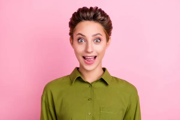 Φωτογραφία από ενθουσιασμένος έκπληκτος τρελό κυρία ανοιχτό στόμα πώληση omg αντίδραση φορούν πράσινο πουκάμισο απομονωμένο ροζ φόντο χρώμα — Φωτογραφία Αρχείου