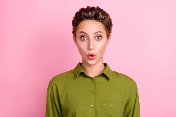 놀란 여자가 입을 벌린 모습 과 말없이 반응하는 사진 녹색 셔츠 고립된 핑크 색 배경을 입고 있는 모습 — 스톡 사진