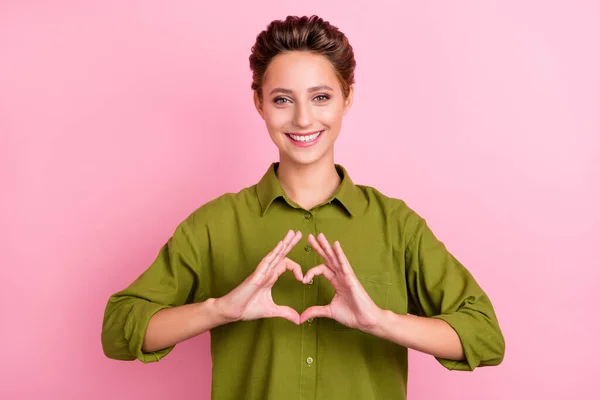 Фото романтического флирта леди пальцы показывают жест сердца носить зеленую рубашку изолирован розовый цвет фона — стоковое фото