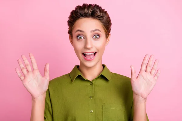 Fotografie vzrušené veselá dáma zvednout ruce otevřené ústa nosit zelenou košili izolované růžové barvy pozadí — Stock fotografie