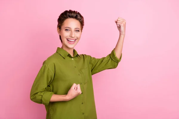 Zdjęcie szczęście uroczy młoda dama nosić zieloną bluzkę uśmiechając się rosnące pięści puste miejsce odizolowane różowy kolor tło — Zdjęcie stockowe