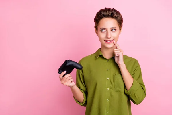 Foto di ingannevole divertente giovane signora indossare camicetta verde giocare gadget dispositivo moderno cercando spazio vuoto isolato colore rosa sfondo — Foto Stock